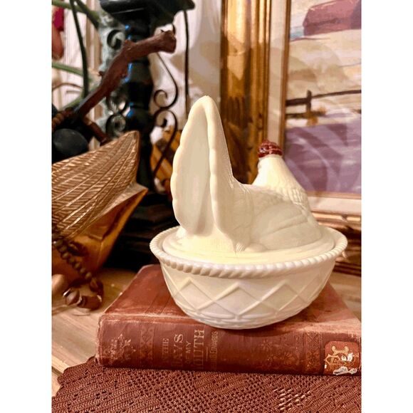 Vintage Westmoreland Mould Cream-Painted Milk Glass Large Hen on Nest – Red Acce - Picture 4 of 6